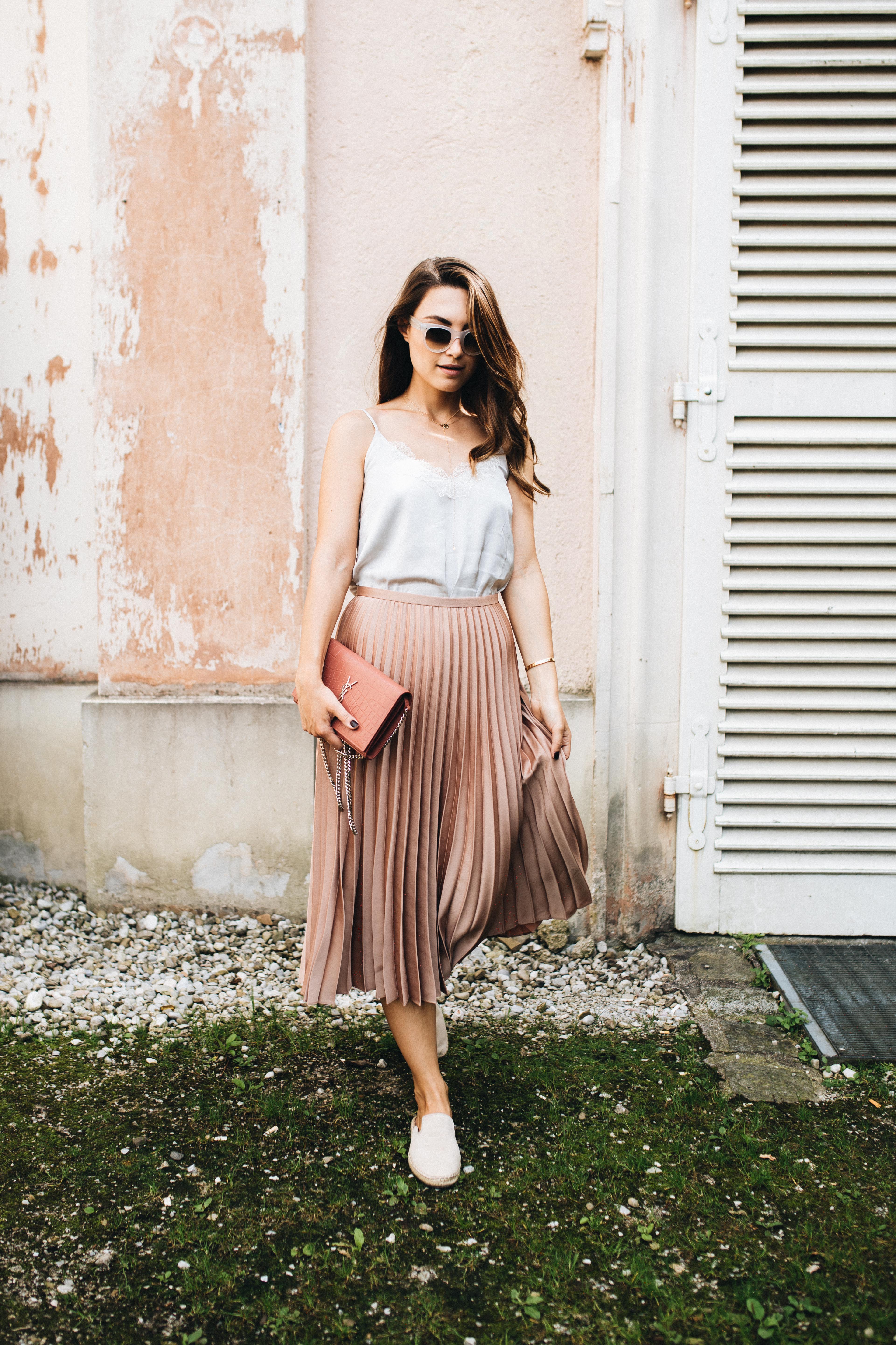 Outfit: How to wear pleated skirts during the day, Saint Laurent chain  wallet, Hallhuber pleated skirt, Steve Madden espadrilles, Marc O'Polo silk  camisole